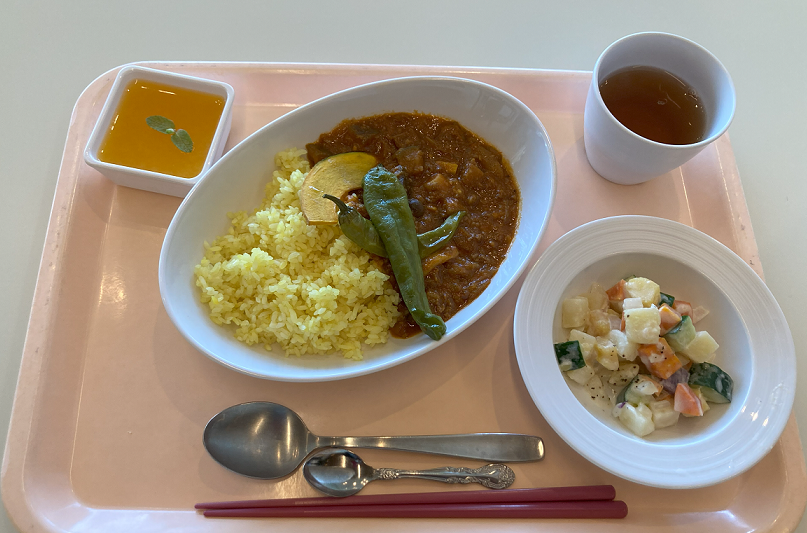 ↑写真は８月のオープンキャンパスは農園野菜のカレーです。