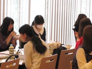 食物栄養コースの学生達